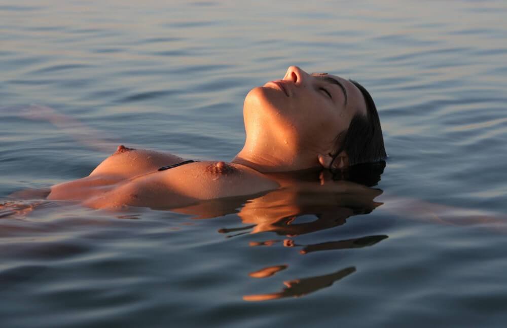 Sunlight Water to the Night pics - Nudity promotes inner harmony and peace of mind