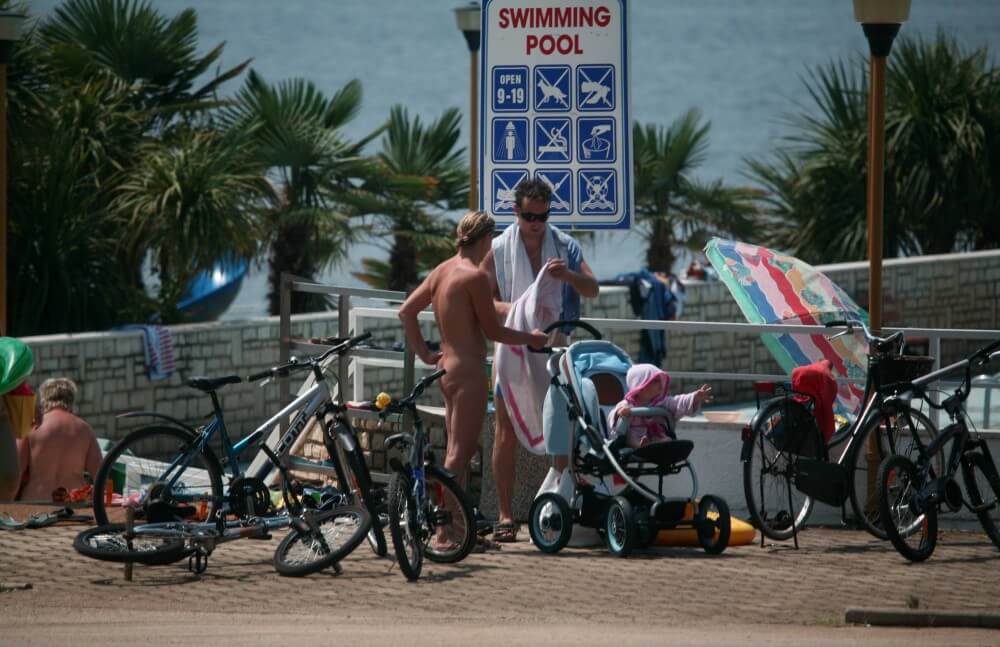 Poolside Camp Gathering pics - The Theory and Practice of Naturism