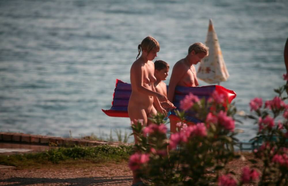 Dusk Til Dawn Showering phoros - Nudism helps people accept themselves