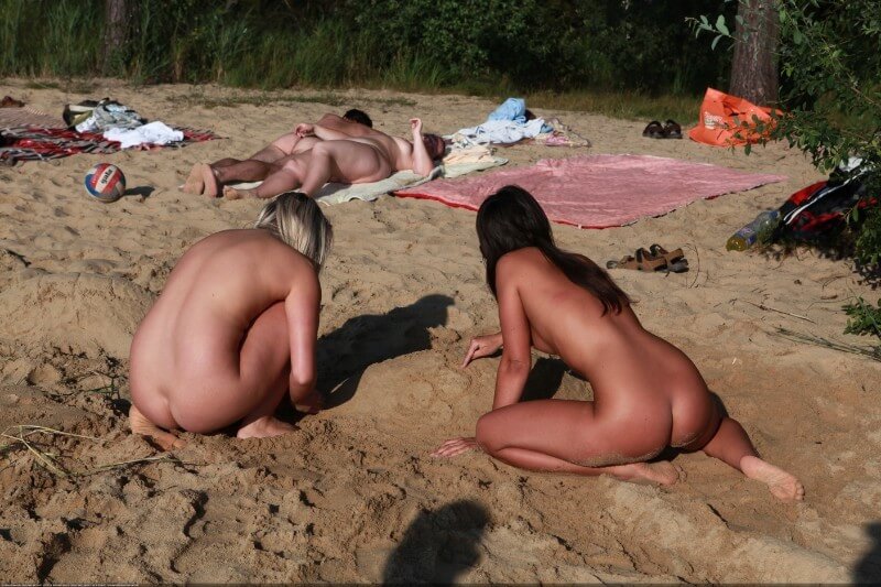 Creekside activity Big Photo gallery - Naturalness and freedom are the core principles of naturism and nudism
