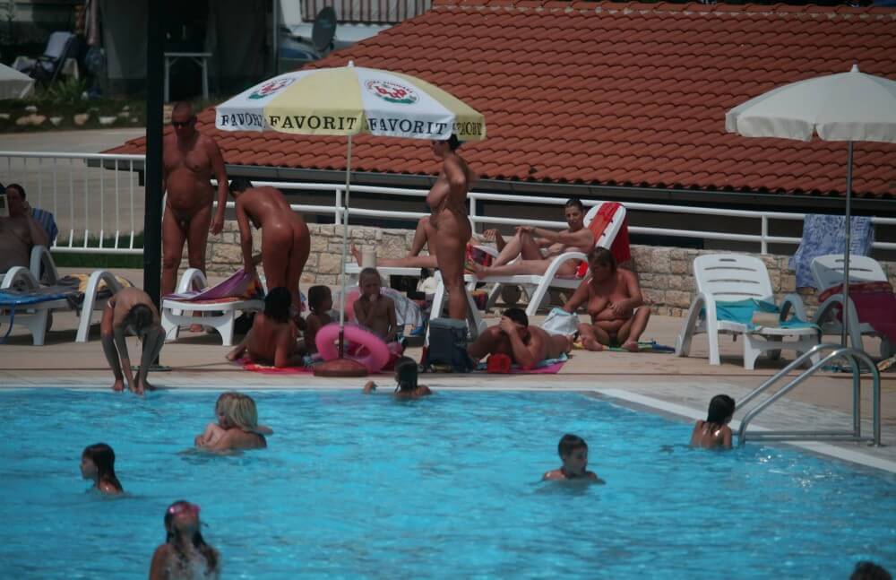 Naturist Pool Observation pics - In this nudist movement, voluntariness and comfort are important