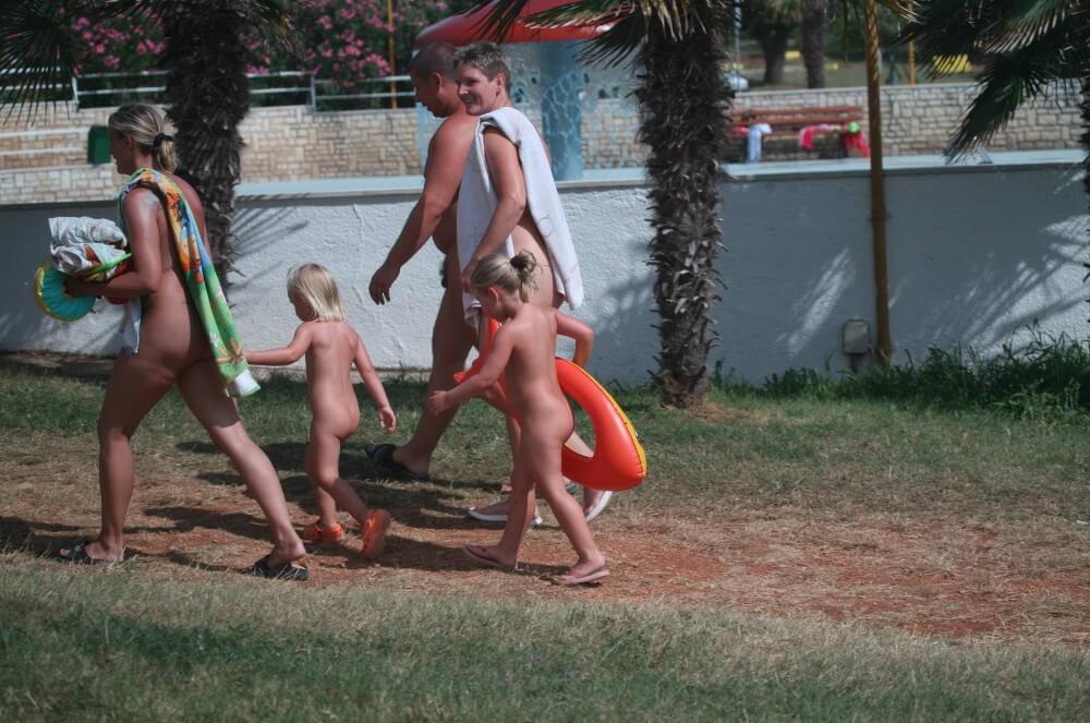 Naturist Family Movement pics - Values trust and friendliness among naked people