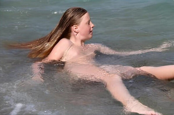 Turqoise Water Splash pics - Family naturism in European countries