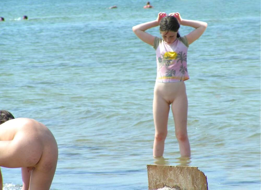 Crazy dirty girls - Naturists live freely and naturally