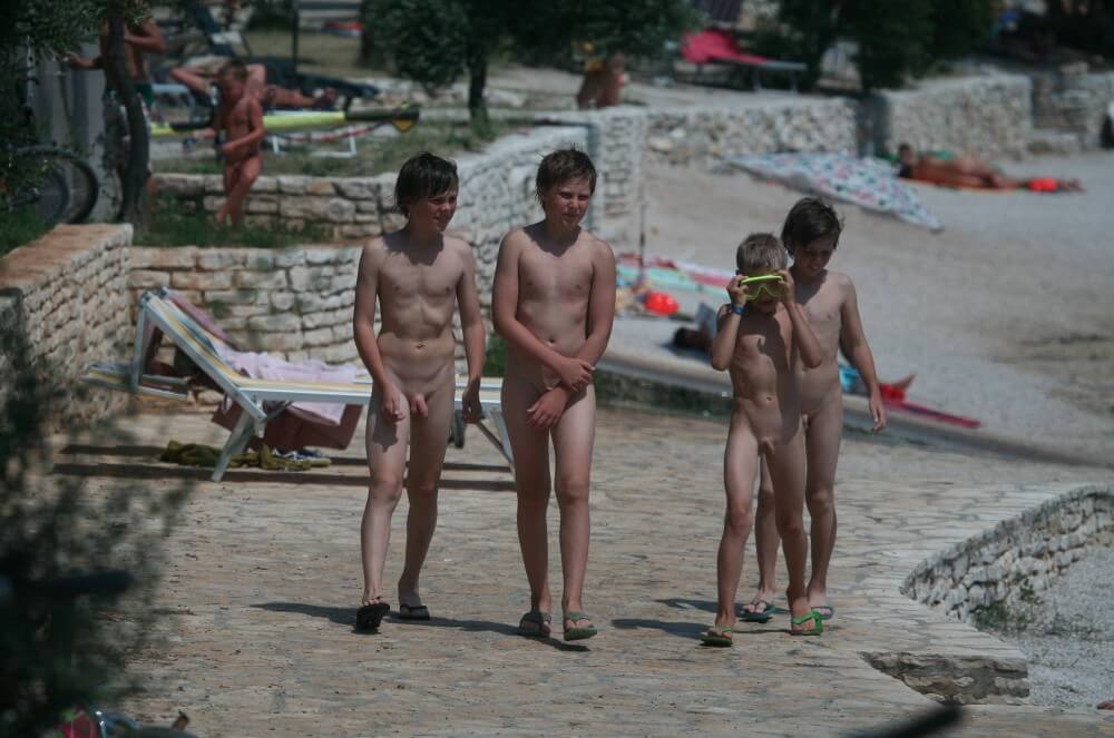 Shore walking nude - Thoughts on Naturism