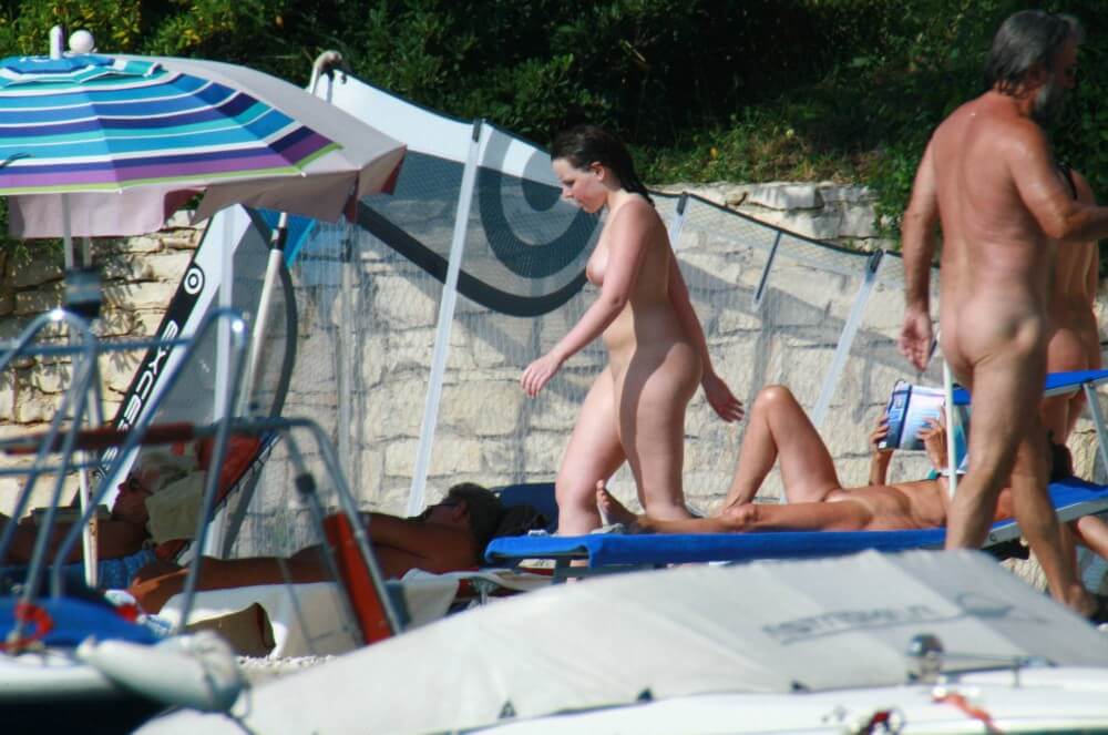 Girl Daytime Bath - The practice of nudism helps us shed imposed stereotypes and insecurities