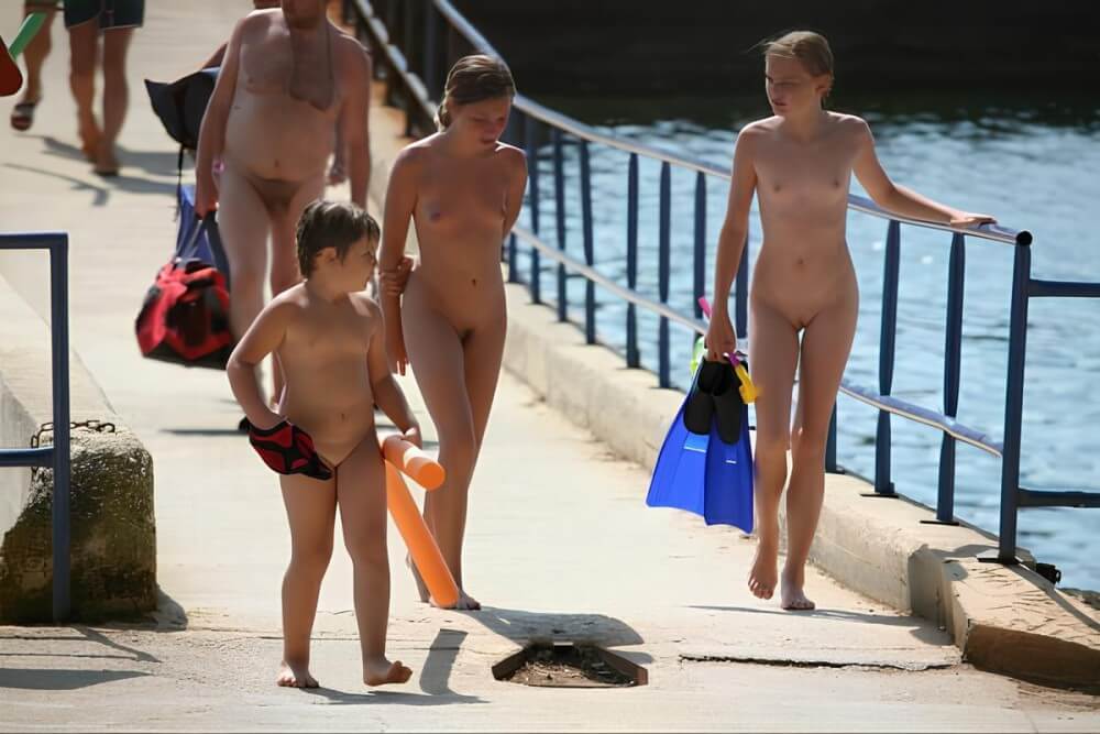 Naturism photo gallery # 11 - Nudism promotes mental well-being