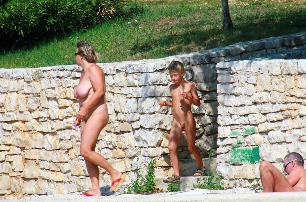 Ula FKK Wall-Side Families pics - Nudism supports freedom of self-expression and individuality
