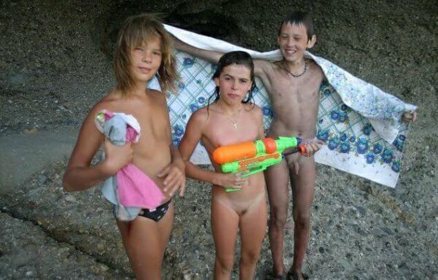 Naturism photo gallery # 33 - In nudism, people are equal to one another