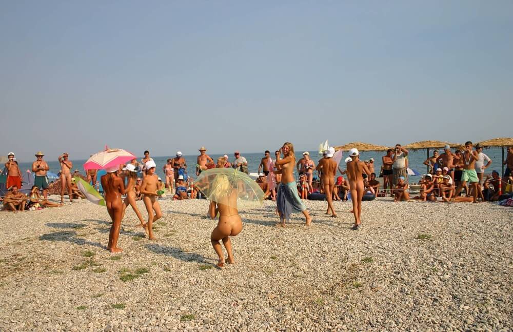 Ribbon and Umbrella Dance pics - Nudism helps people overcome their insecurities