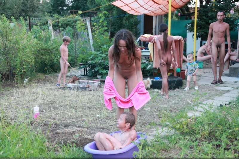 Green barrel of fun-grassy fields of gold photos - Nature provides energy and inspiration for the practice of naturism and nudism