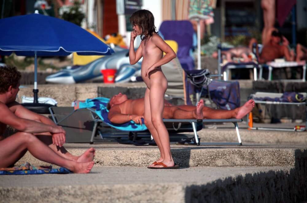 Girl Walk to Nudist Shower pics - Completely naked people on planet Earth