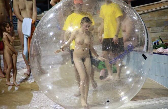 Holiday in the pool photos - Human nature in its original form