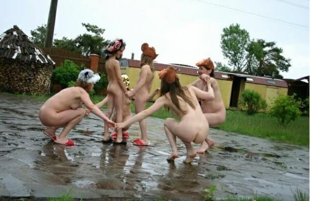 Naturism photo gallery # 23 - Many naked men and women