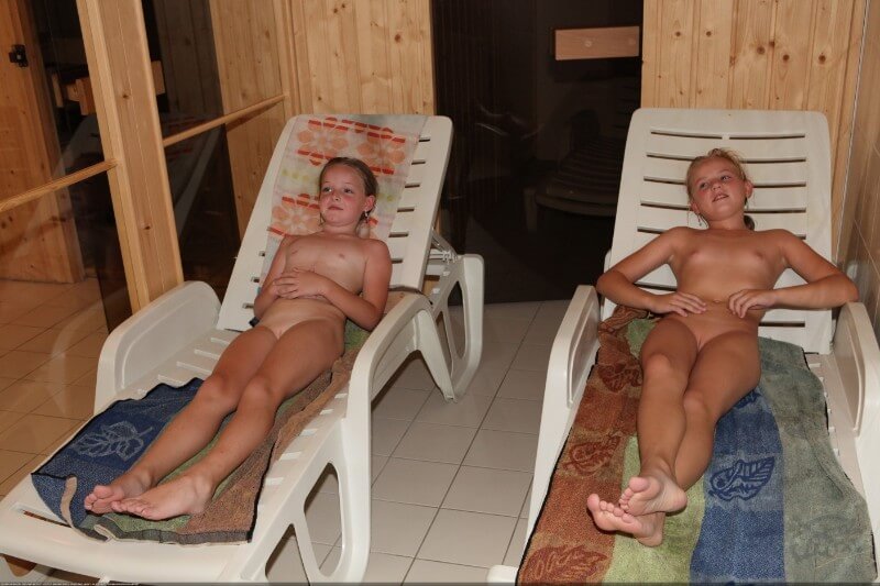 Record center relaxation photos - People seek self-development and peace of mind through nudism