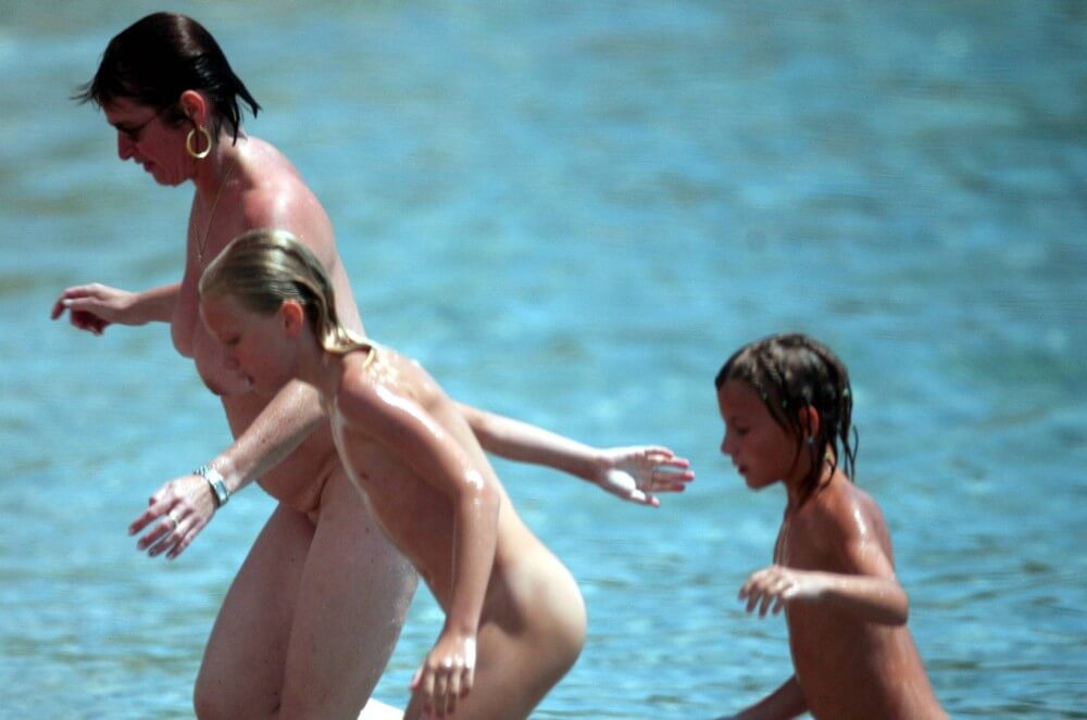 Running From the Waters pics - Social Nudism Around the World