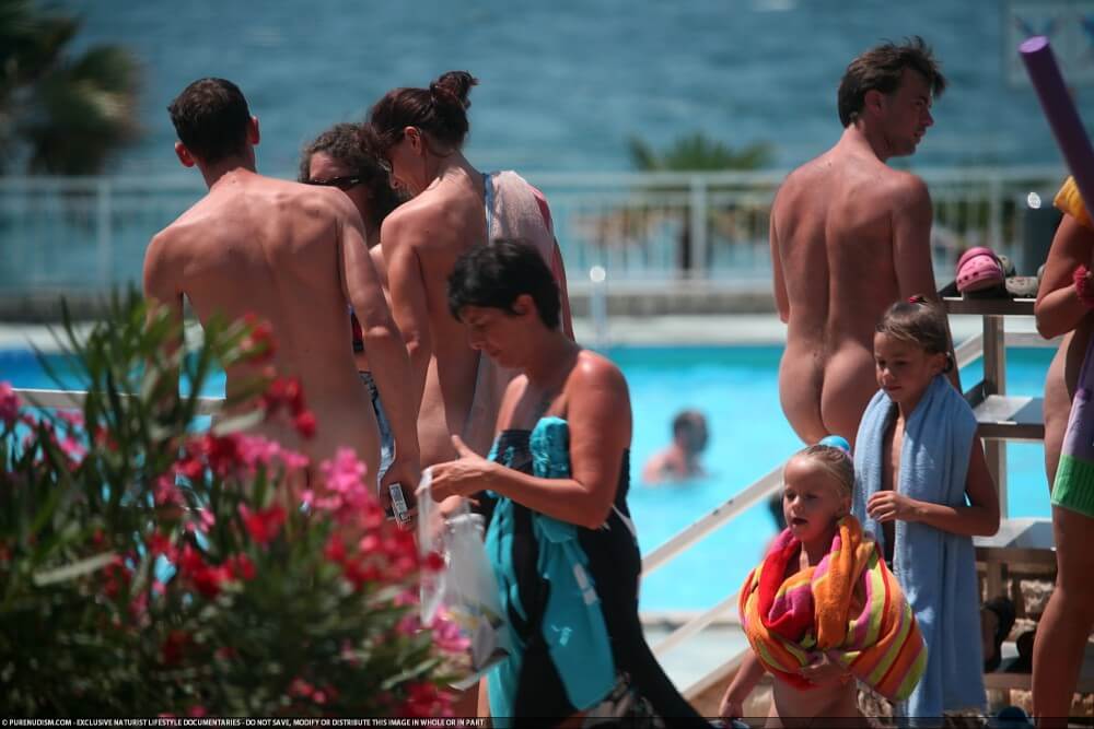 Naturism photo gallery # 66 - The lifestyle of naturist advocates and their community