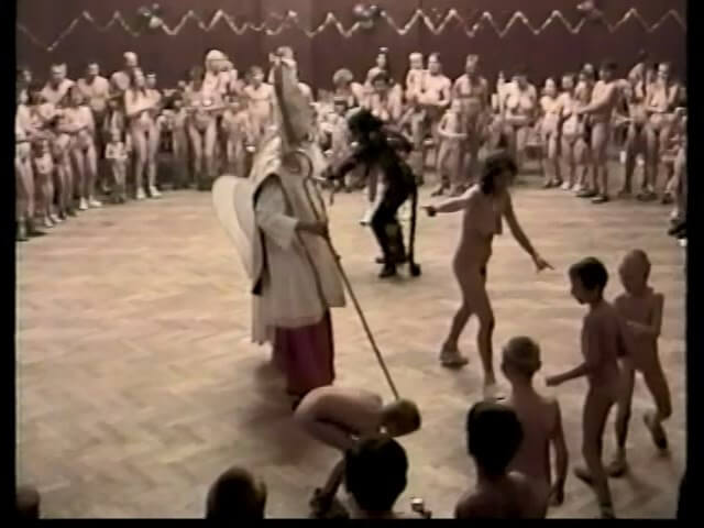Helios Natura: Christmas Kinder Spiele - This is the culture of nudism